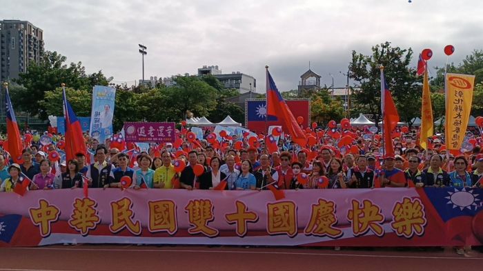 彰化升旗慶雙十 10位國慶壽星一起切蛋糕