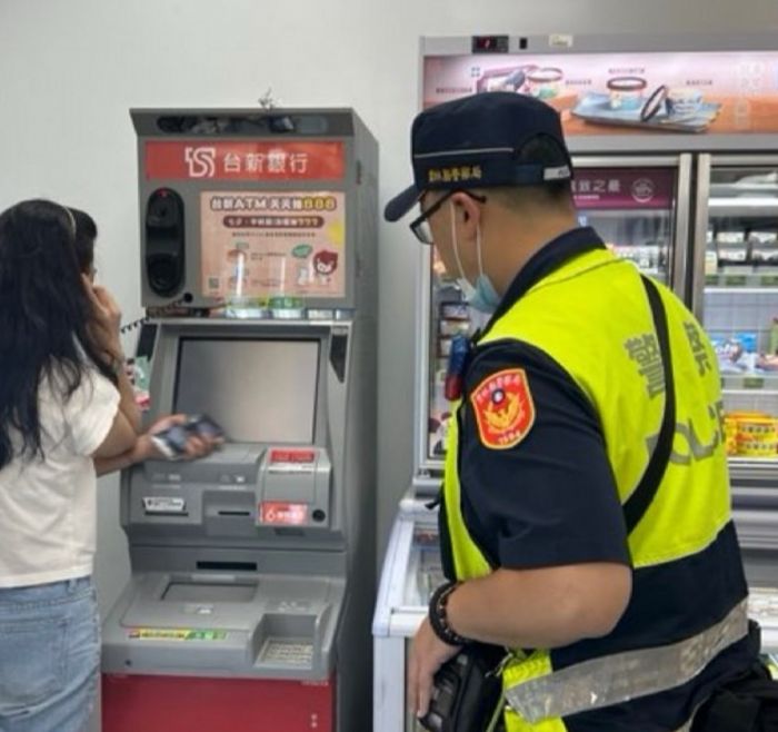 ATM未吐鈔民眾心慌慌　螺警協助排除狀況