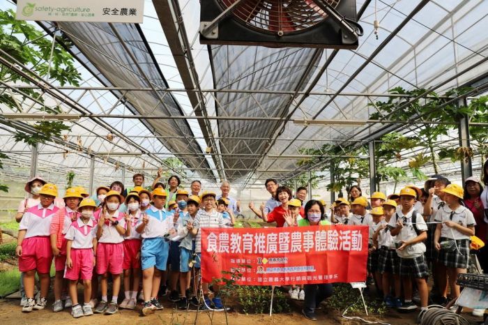 嘉大致力辦食農教育 興嘉國小學童餵雞種菜體驗趣味十足