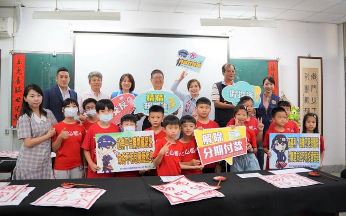 新竹縣積極推廣書法教育 楊文科至文山國小了解推動情形