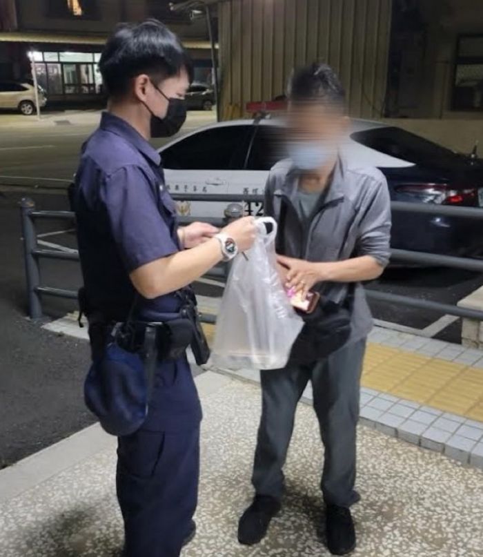 搭錯醫療車迷途　男子向警車揮手求助