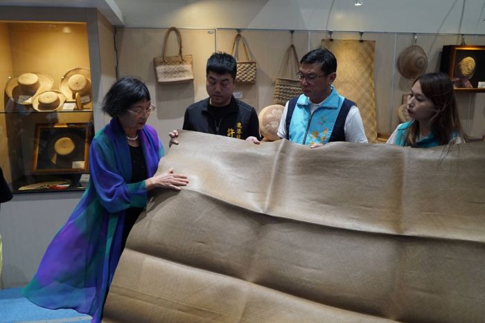 「藺」類傳承 傳統藺草編織展於鹿港圖書藝文中心登場