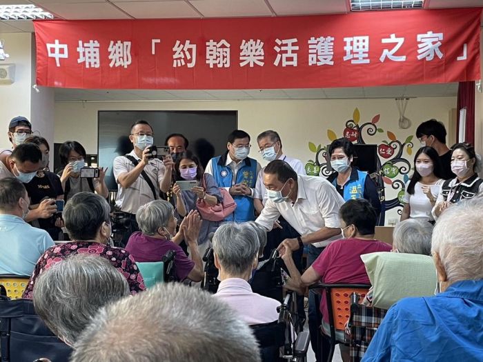 總統參選人侯友宜提長照三主張  永續長照、有國家罩