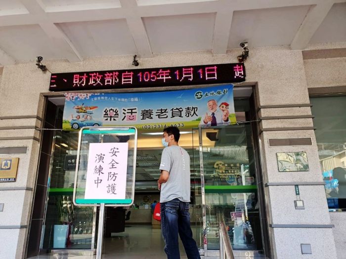 虎尾警、銀行防搶演練  行員直呼好逼真