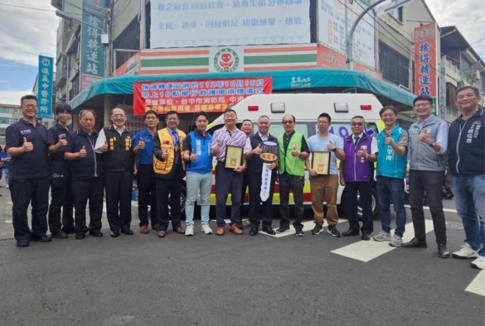 「捨得轉運站」站長王文志捐贈救護車