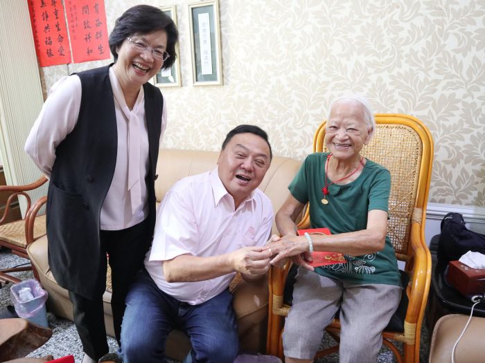 員林市重陽禮金加倍發放 致敬百歲人瑞加碼再送金戒指