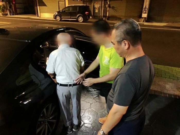 兩手空空晚間賣熱粽?　司機察覺老翁異狀報警協助