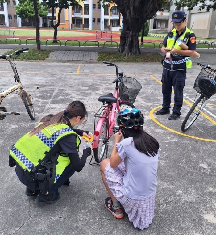 莿桐警守護學童安全　自行車加貼反光貼紙護平安