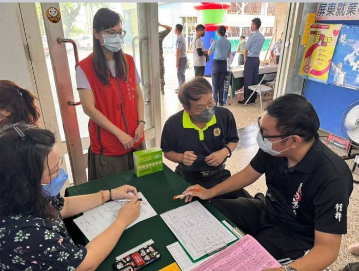 屏東就業中心萬丹地區現場徵才 榮服處熱情協助退役及眷屬