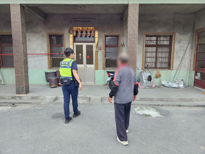 失智翁迷途露宿街頭　虎警獲報護送返家