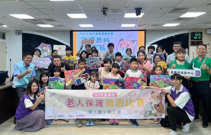 嘉市學子創意宣導預防老人受暴 重陽節開始展出精采畫作