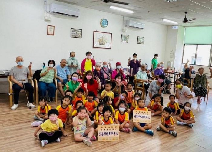 幼兒園孩童獻舞陪爺奶玩闖關遊戲　歡慶重陽