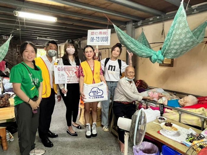 屏東文傳不動產與歌手彭佳霓重陽節送愛到弱勢家庭