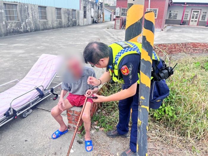 百歲人瑞路倒　虎警即刻救援