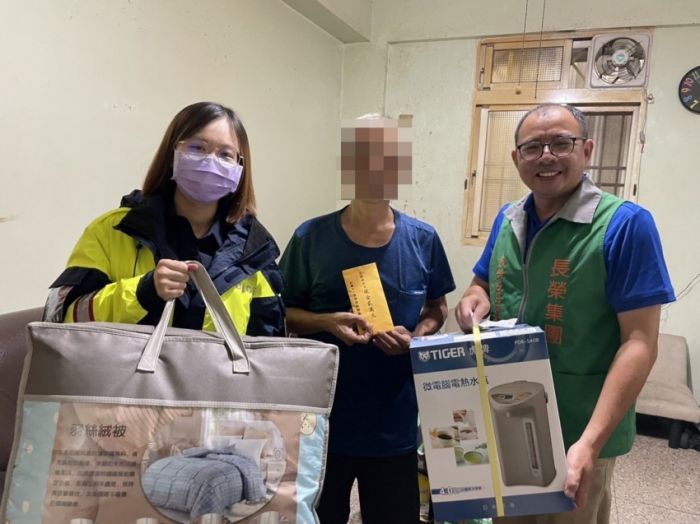 暖心女警關懷轄區弱勢　轉介張榮發基金會度難關