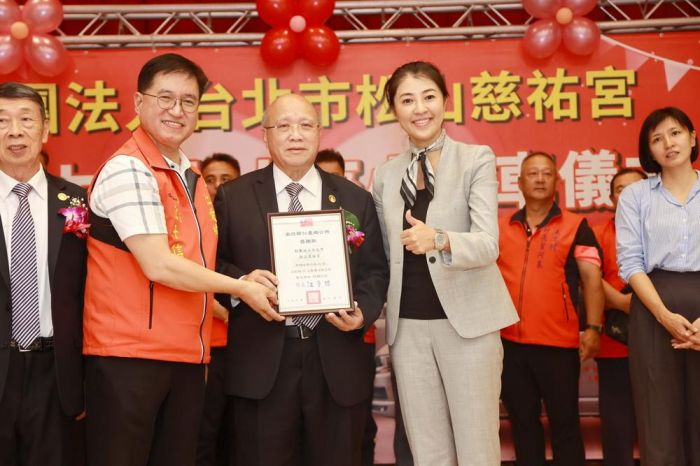 北市松山慈祐宮捐仁愛鄉2部幸福巴士 縣長許淑華見證