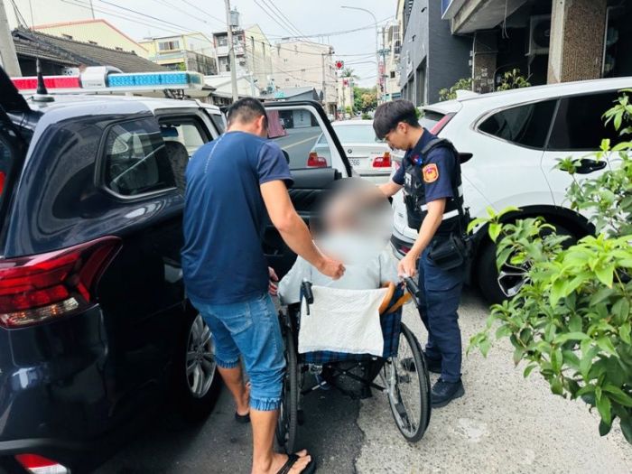 老翁購物外出累癱路旁　虎警護助返家
