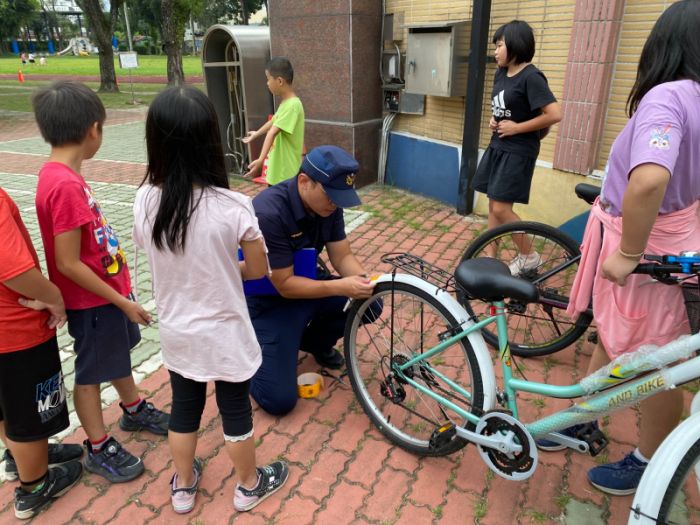 溝埧警加貼反光貼紙　守護學童騎車安全