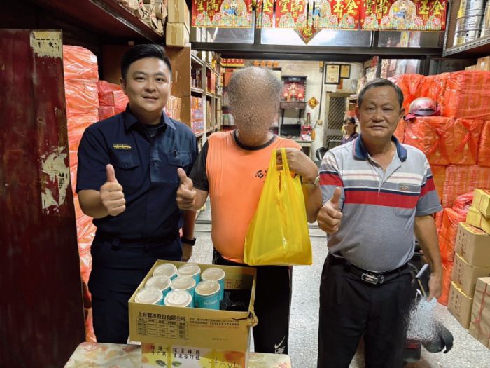 貧乏老翁生活陷困頓　模範警自掏腰包貼心送暖