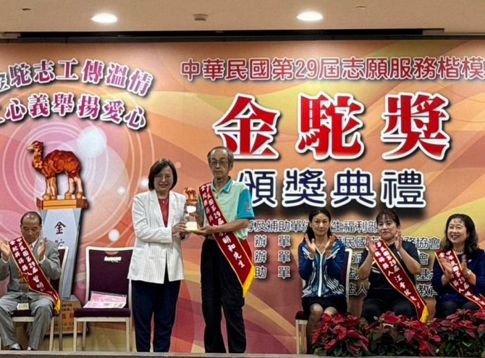 屏基志工劉明和 獲頒志工最高榮譽－「金駝獎」
