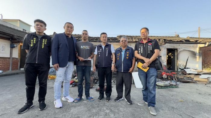 民雄年幼姐弟命喪火場 中華民國威震愛心發展協會理事長吳明達南下捐助30萬