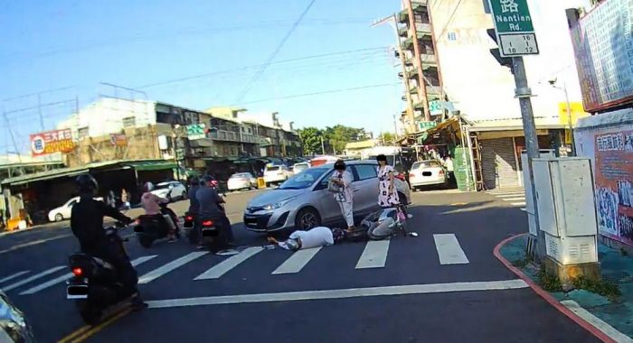 嘉義市五叉路口車禍 騎士受傷送醫