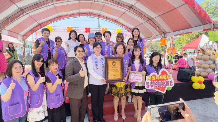 太保市112年老人才藝表演 彩虹扶輪社捐贈按摩枕