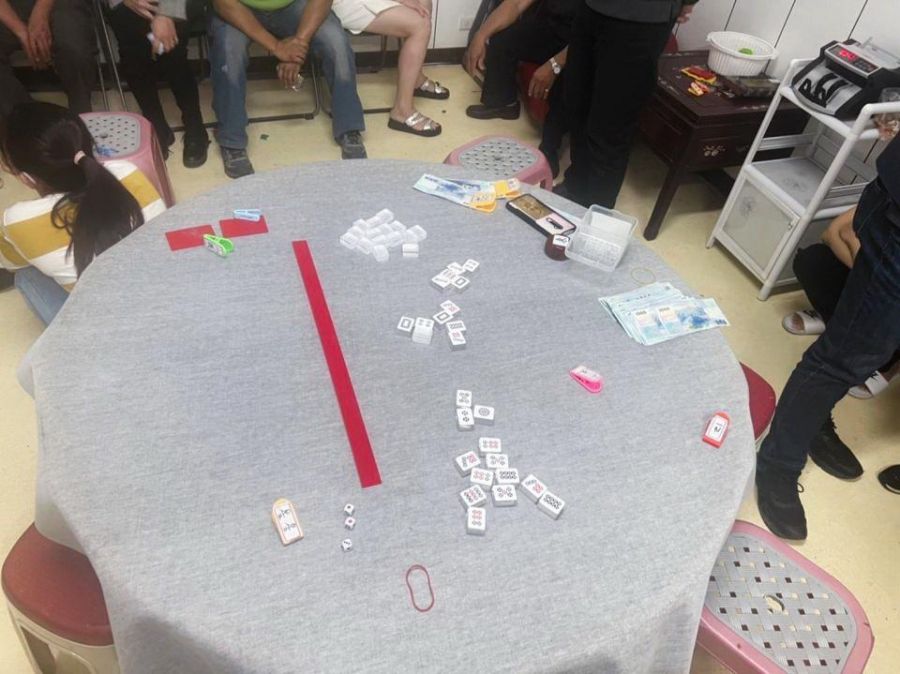 竹南分局員警穿越樹林 包抄職業賭場查獲31人