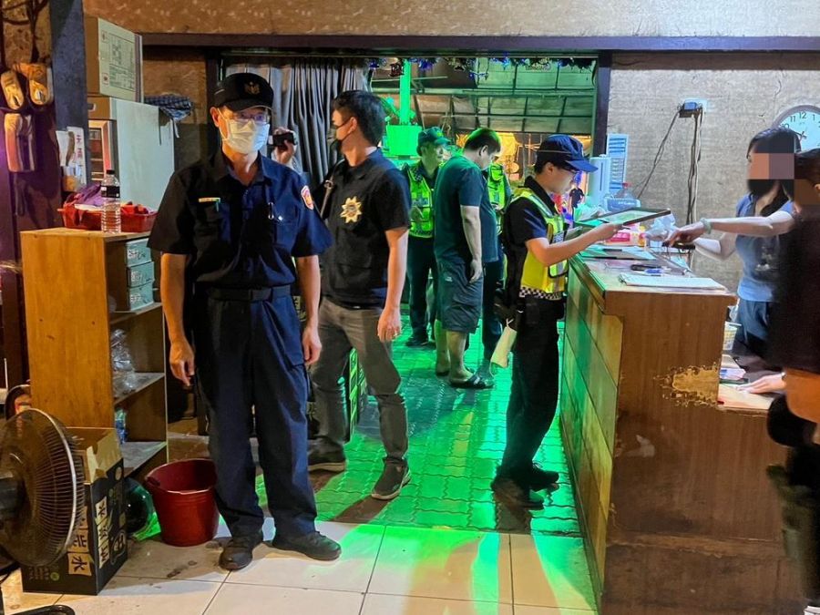 荒唐遊客行徑頻傳　東港警結合旅宿業通報網並掃蕩不法