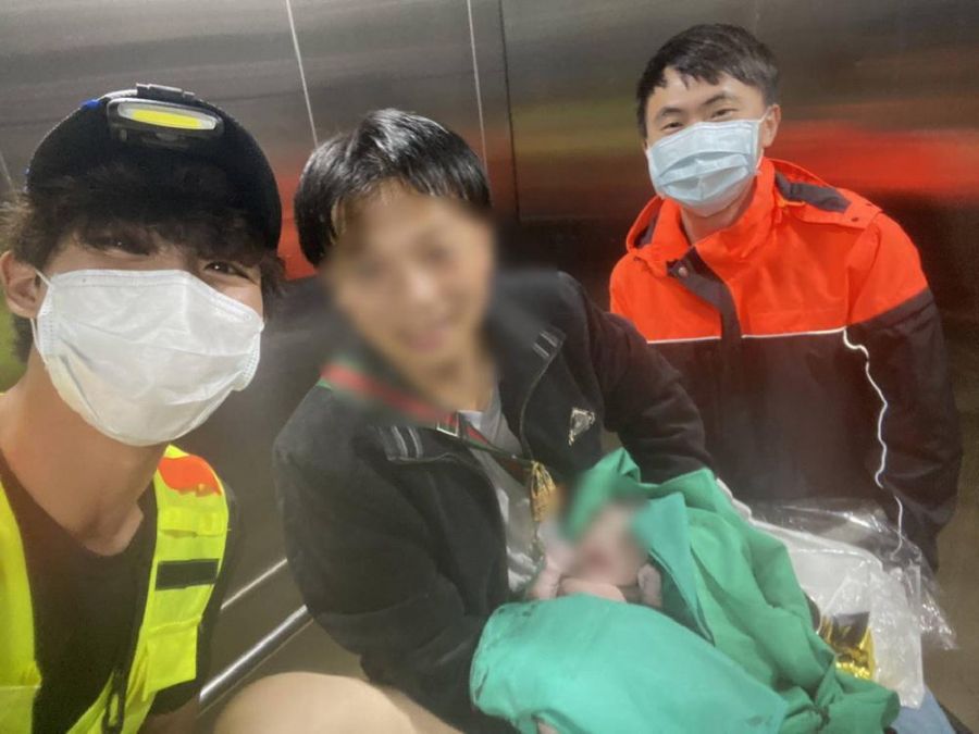 寶寶等不及! 城消救護車上妙手接生初體驗見證生命誕生