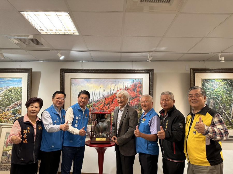 張秋臺榮獲客家終身貢獻獎　鍾東錦前往祝賀