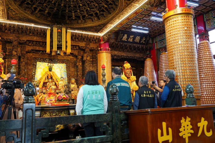 游錫堃參拜九華山地藏庵 贈送粽子象徵王美惠包中