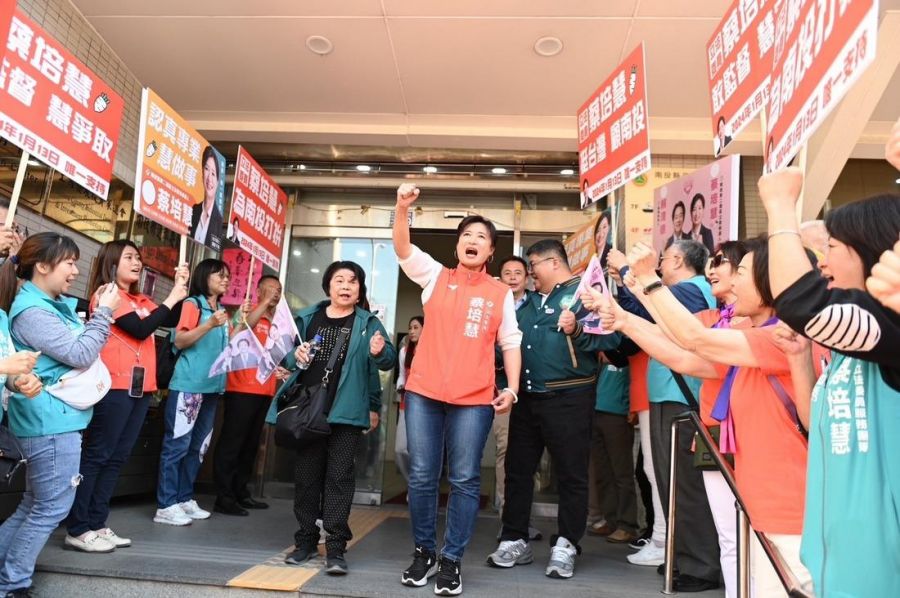 立委蔡培慧正式登記參選　支持者到場相挺連任呼聲高