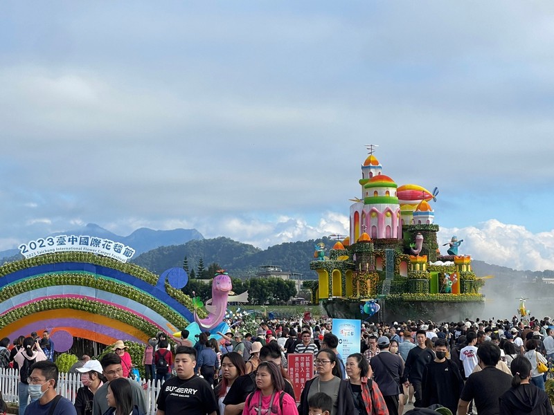 逾250萬人次朝聖！ 中市花毯節漂浮城堡帶動山城觀光「起飛」