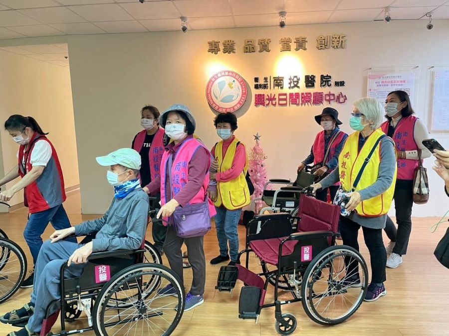 迺去逛菜市! 南投醫院興光日照長者開心出遊
