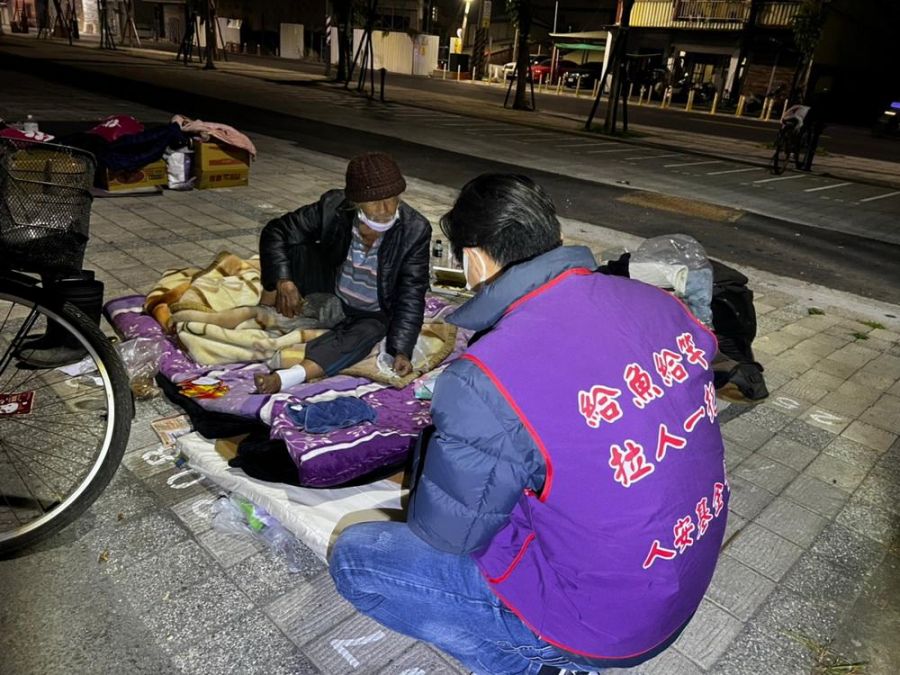 人安屏東站點亮防寒燈 成為街友寒冬中的依靠