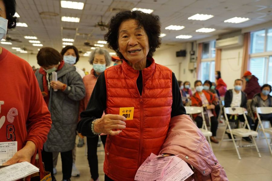 鹿港長青學苑第67期開放報名 91歲阿嬤搶得頭籌