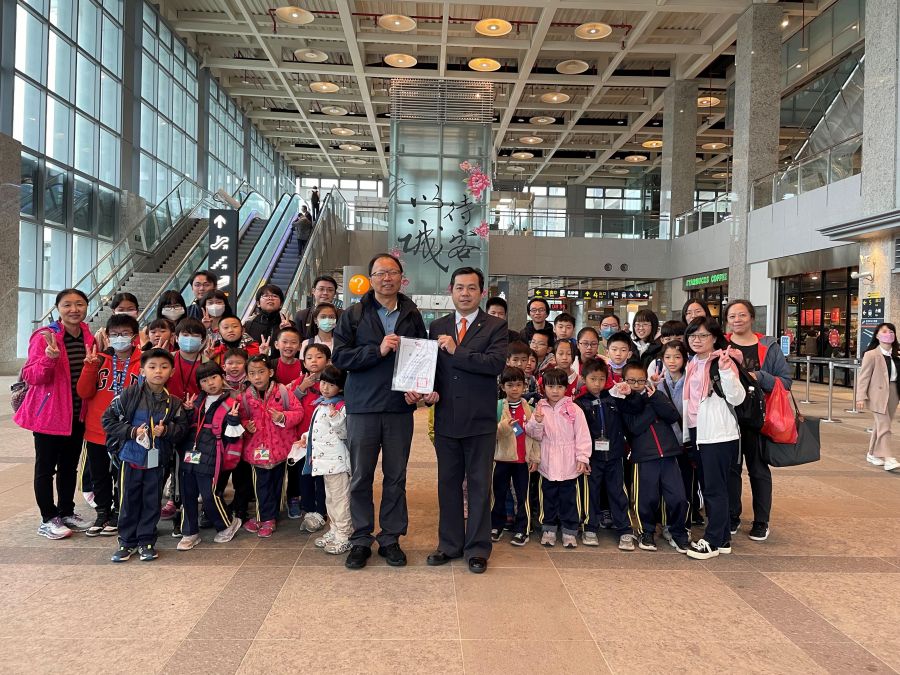 高鐵苗栗站溫馨傳愛　偏鄉孩童搭高鐵一日遊台北