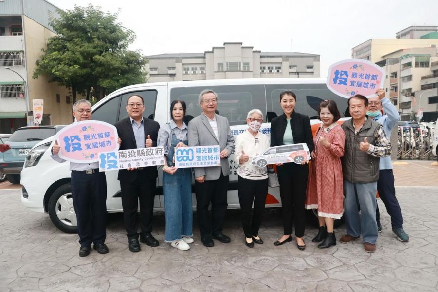 曾芋蜻號召11人共同捐復康巴士　許淑華頒感謝狀表謝忱