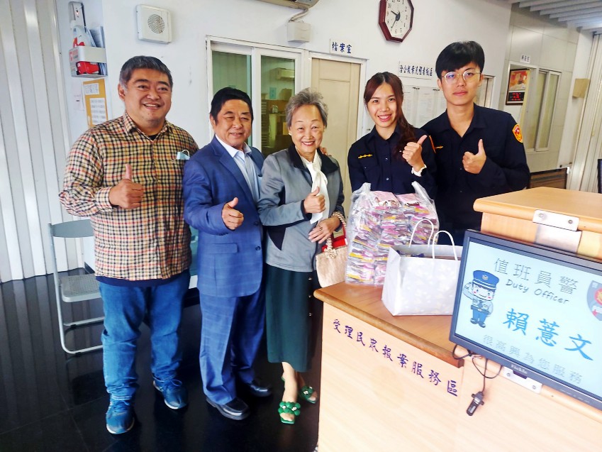 聖誕佳節將至　教會牧者車載物資慰勞員警辛勞