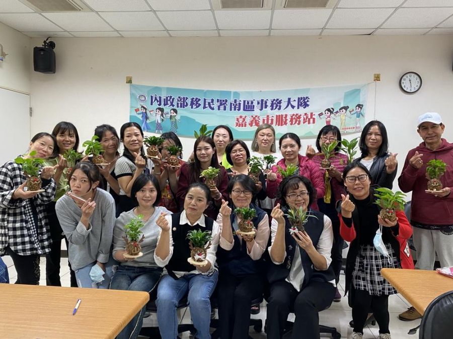 新住民在「嘉」手作聖誕苔球  歲末FUN鬆好療癒