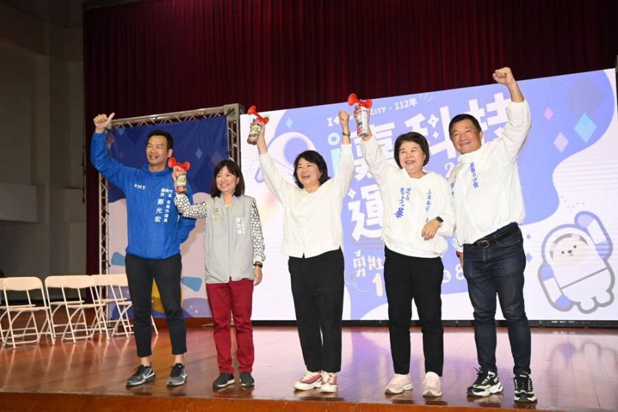 嘉市辦「i嘉科技運動會」90歲嬤與黃敏惠市長「尬車」體力不輸人