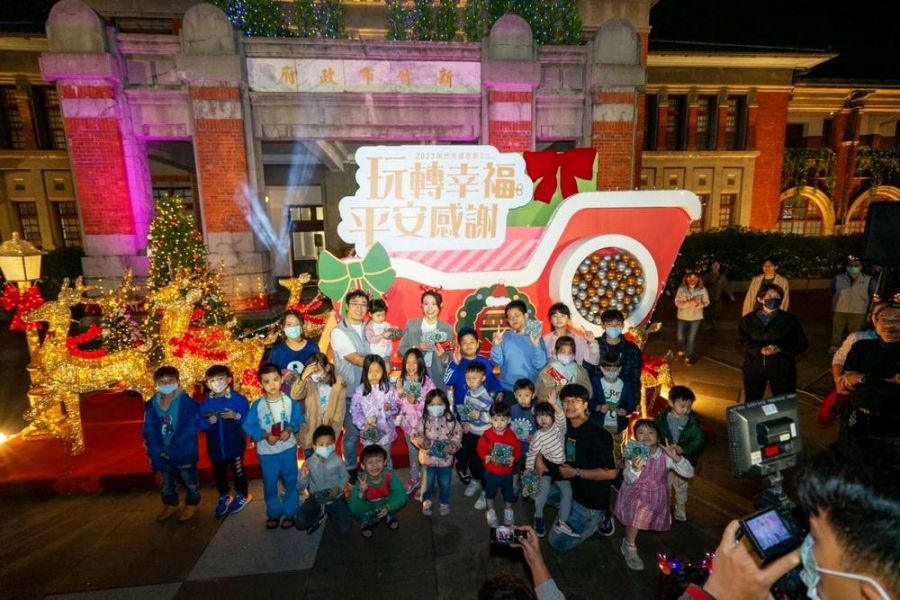 新竹市歲末感恩活動　高虹安手持魔法棒點亮幸福的大聖誕樹