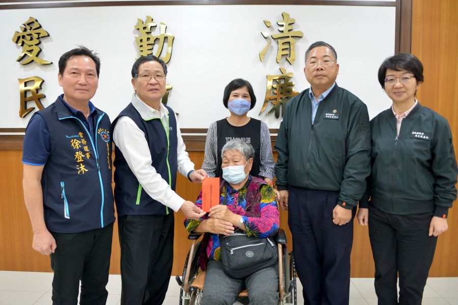 台電苗栗區營業處捐贈12萬元  關懷弱勢鄉親