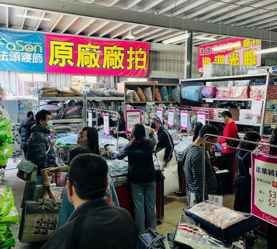 冷氣團接力   台中寢具原廠廠拍人潮湧現