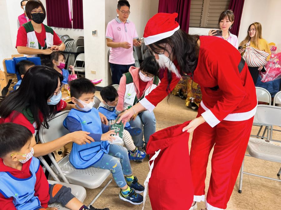 溫馨聖誕 和仁國小志工隊連續14年為家扶慢飛天使圓夢