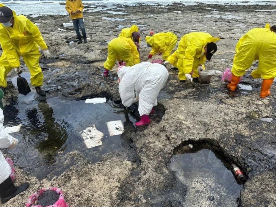 臺灣東部海域不明油污 海保署支援清污人力清除