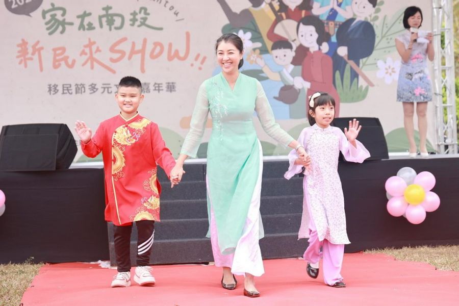 穿奧黛走秀SHOW文化　許淑華：縣府當新住民靠山