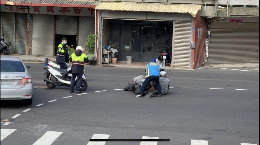 掃街遇車禍　楊曜聰助理及時伸援手