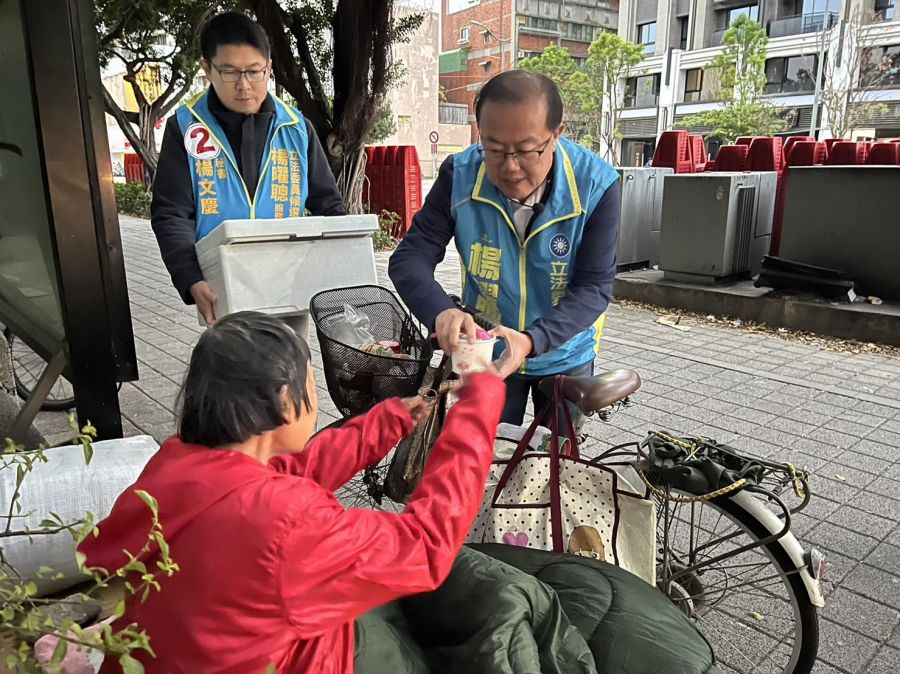 冷風嗖嗖　楊曜聰寒冬送湯圓溫暖街友